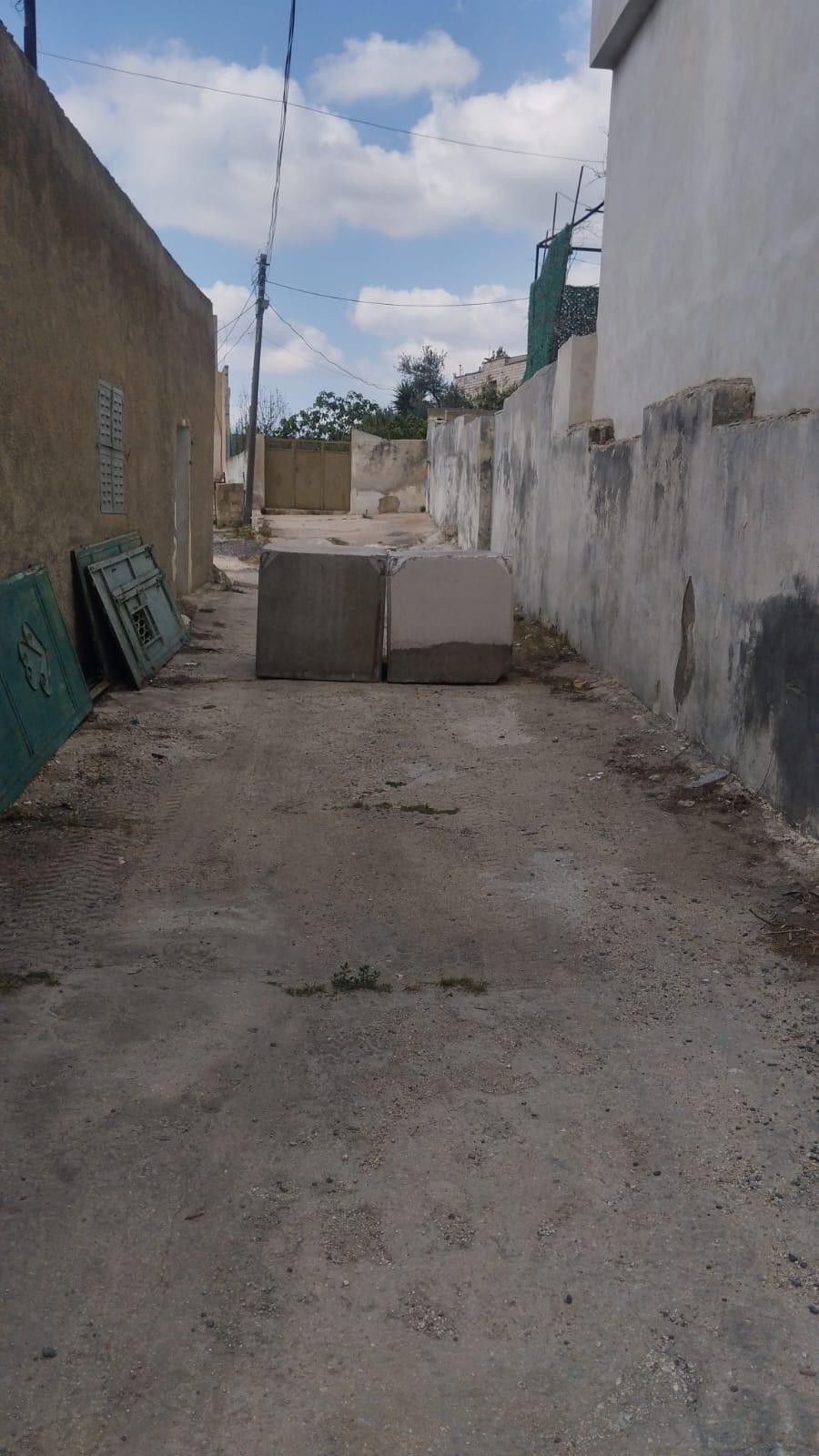 مكعبات اسمنية على مداخل منازل المواطنين في دير بلوط